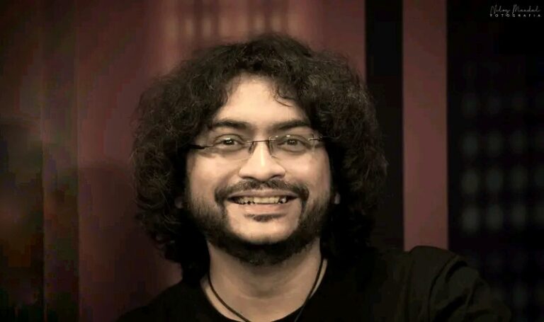 রূপম ইসলাম: মঞ্চে দাপিয়ে বেড়ানো এক রকস্টার